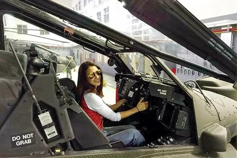 女星李蒨蓉的阿帕契戰鬥直升機之旅 - 照片真的很重要