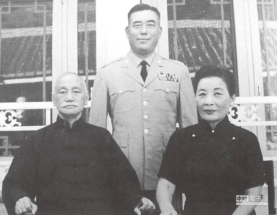蔣中正、宋美齡與郝柏村合影