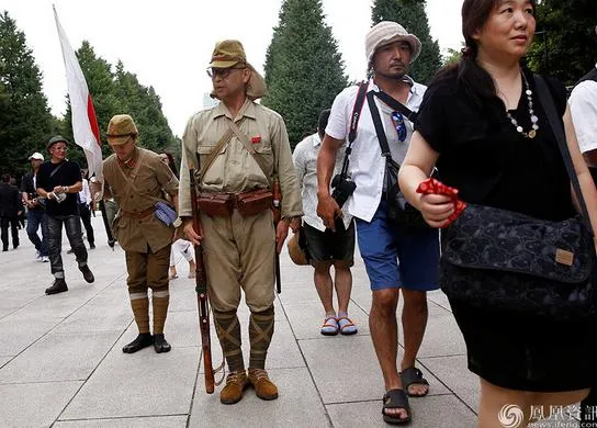 日本人穿舊式日本帝國軍軍服遊蕩在靖國神社