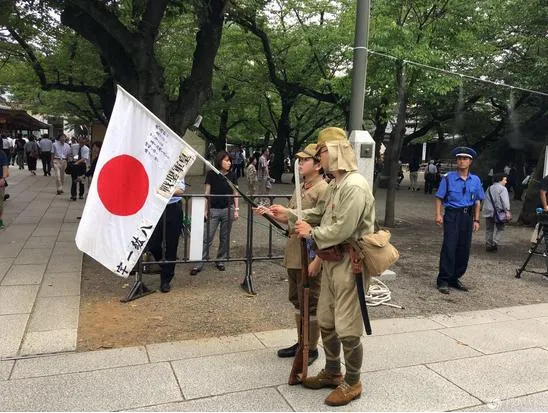 日本人穿舊式日本帝國軍軍服遊蕩在靖國神社