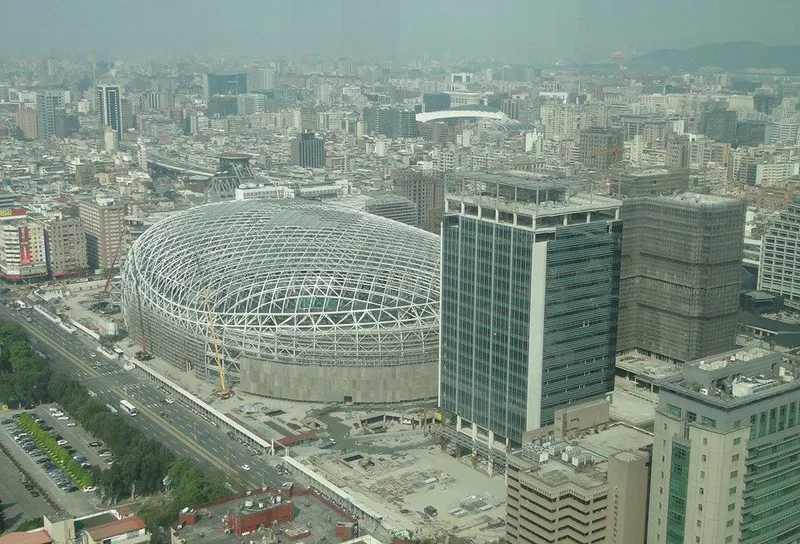 ⏳ 臺北大巨蛋的前世今生：從 1991 年『一場雨』到松山菸廠定案的歷史與政治糾葛