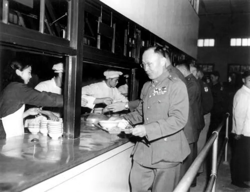 中華風雲人物：何應欽將軍於員工餐廳的珍貴歷史掠影