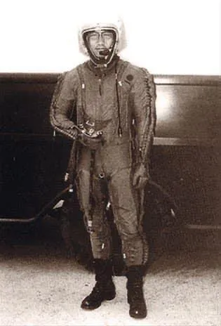 身穿高空壓力衣的年輕飛行員華錫鈞