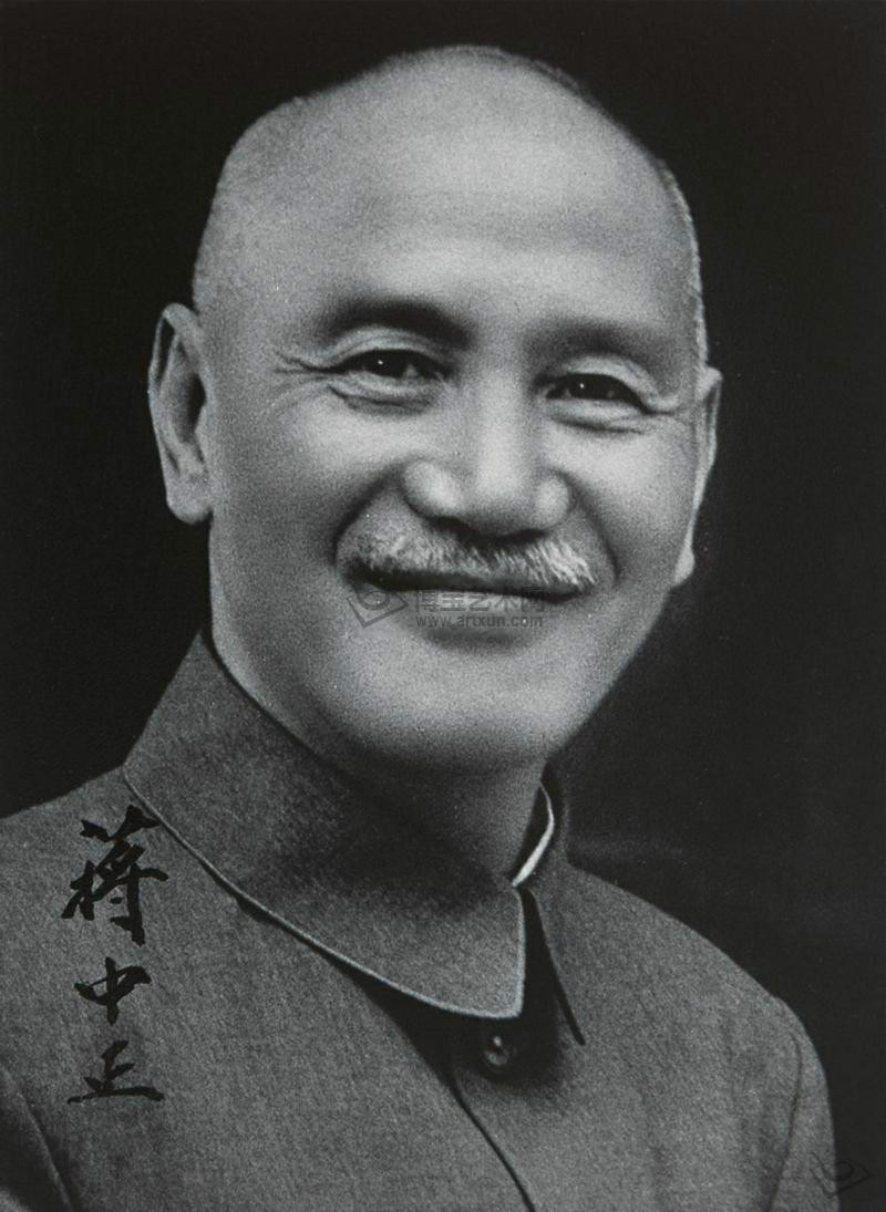 五星特級上将（大元帥）という地位にありながらも、蔣中正の笑顔は誠実です。